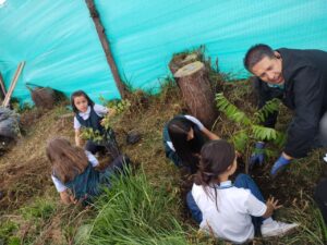 Estudiantes Eveergreen School en siembra de árboles Reserva Thomas van der Hammen
