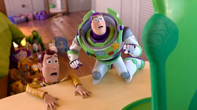 Woody y Buzz Lightyear observando una pantalla en un análisis sobre Toy Story 5 y la tecnología en la infancia.