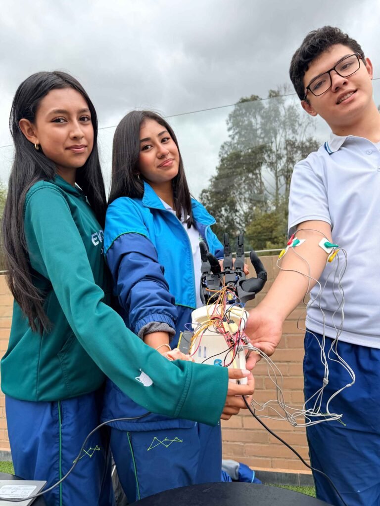 Estudiantes prototipo de mano robotiva Evergreen School