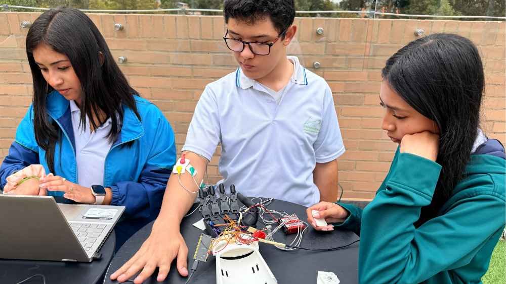 Mano Robótica Evergreen School Desafío STEM 2026