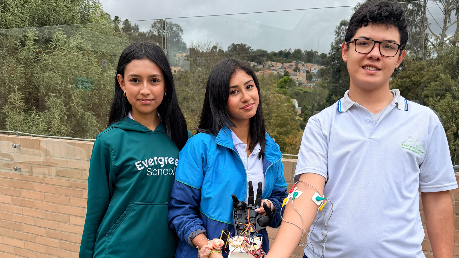 Prototipo de mano robótica del proyecto de Evergreen School para el Desafío STEM 2026.